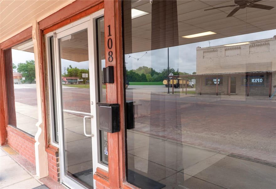108 E Clark St, Bartlett, Texas