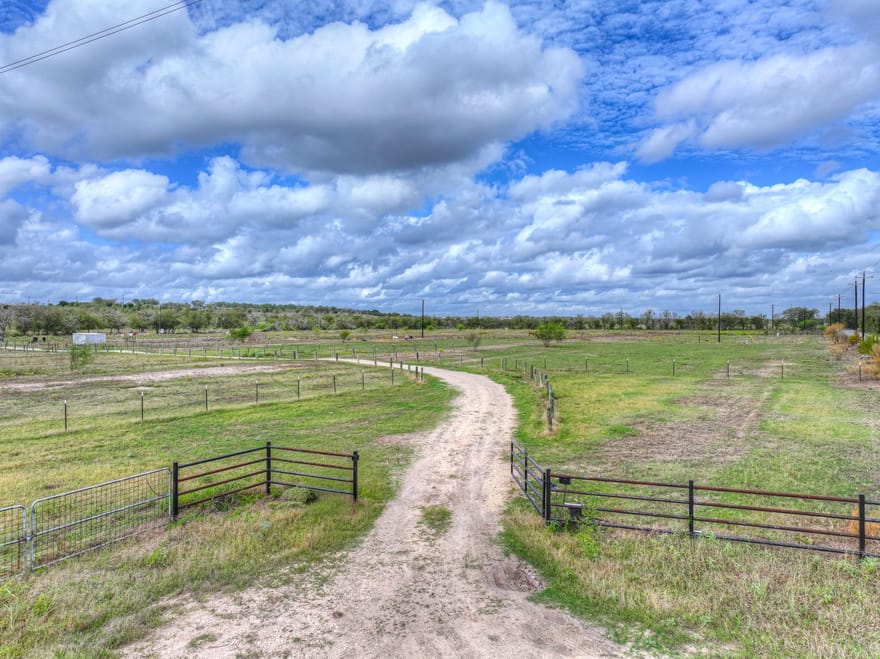 2551 Scull Rd, Martindale, Texas