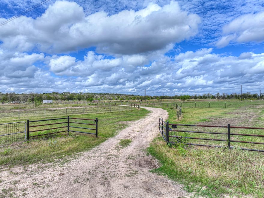 2551 Scull Rd, Martindale, Texas