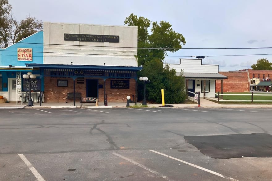 109 Nw 1st St, Smithville, Texas