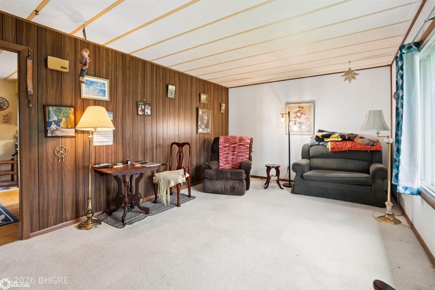 813 S Prairie Street, Russell, Iowa