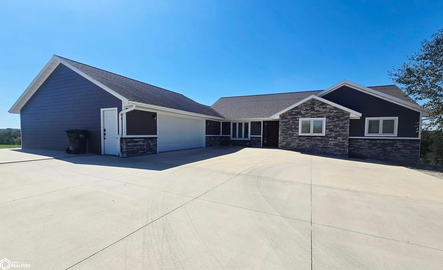2620 Carbonado Road, Oskaloosa, Iowa