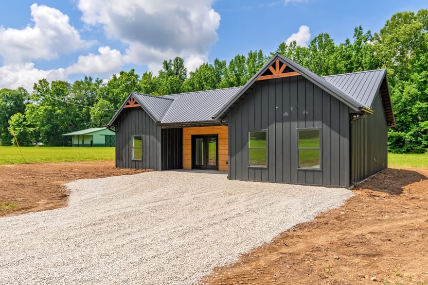 2757 Lick Creek Road, Linden, Tennessee