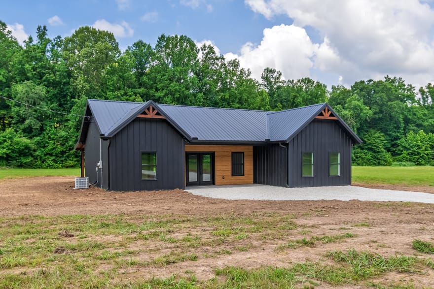 2757 Lick Creek Road, Linden, Tennessee