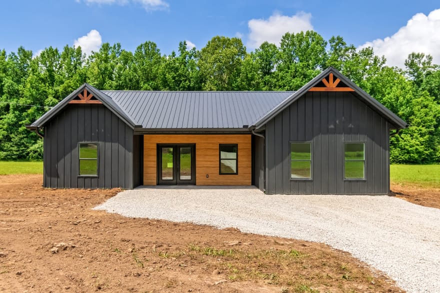 2757 Lick Creek Road, Linden, Tennessee