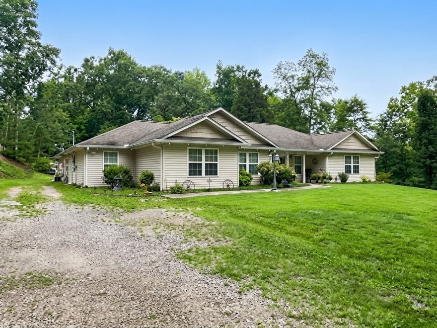 305 Cove Cir, Caryville, Tennessee