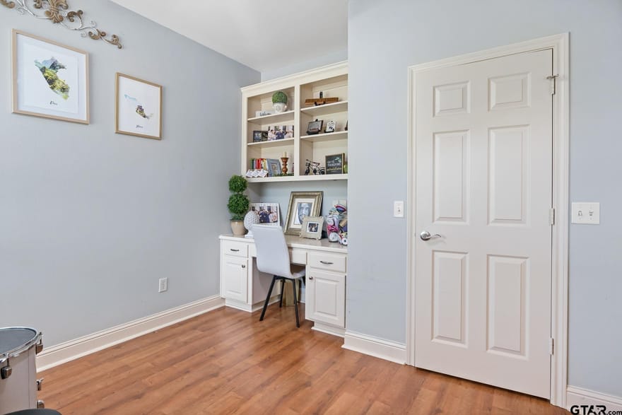 910 Holly Hill Ln, Mt Pleasant, Texas
