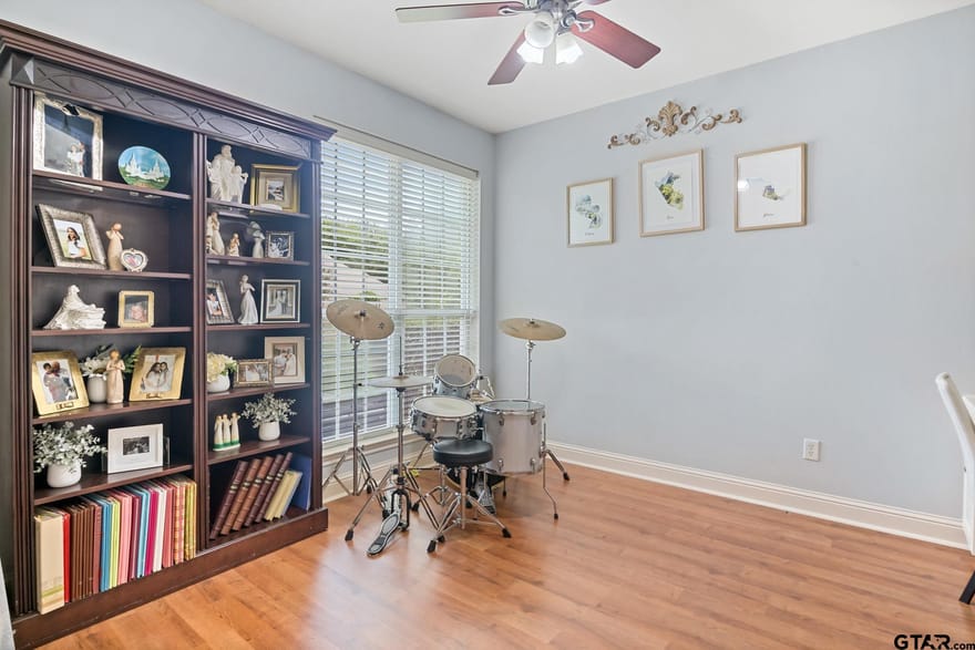 910 Holly Hill Ln, Mt Pleasant, Texas