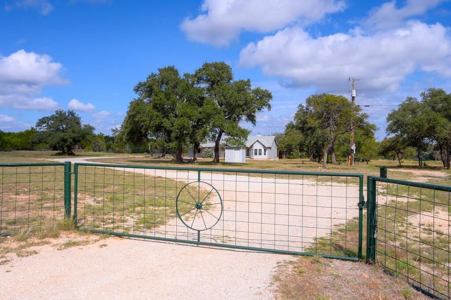 725 Lonesome Loop, Blanco, Texas