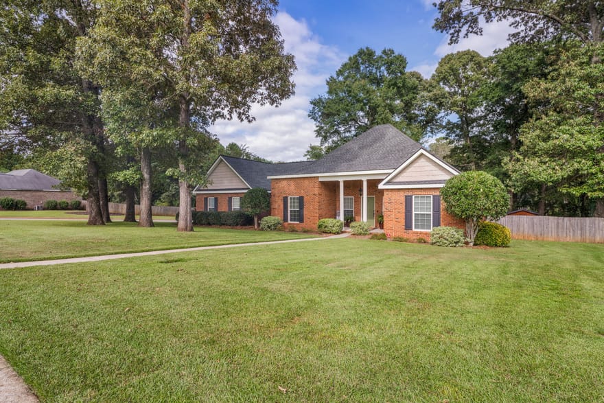 301 Hunts Landing Drive, Kathleen, Georgia