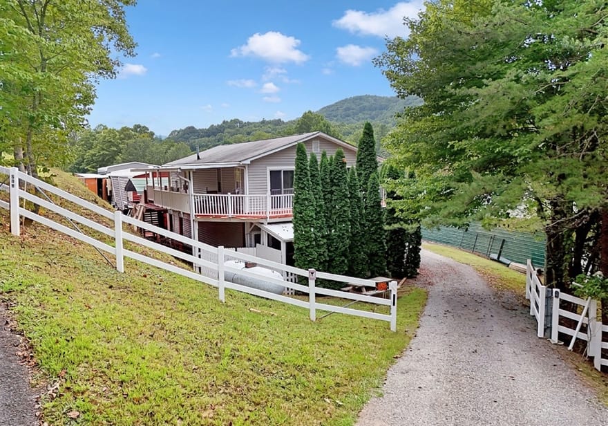 501 Sunnyside Shores Road, Hiawassee, Georgia